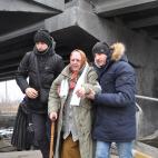 Una anciana es asistida por sus nietos en Irpin.