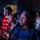 Pamela espera su turno para entrar en el escenario durante un ensayo en el Teatro Nacional de Nairobi.