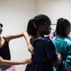 Pamela y otras dos bailarinas preparándose antes del show la noche inaugural.