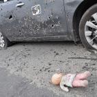 Una mu&ntilde;eca abandonada durante la evacuaci&oacute;n de Irpin.