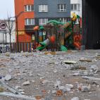 Una guarder&iacute;a del centro de Irpin, llena de escombros tras un bombardeo en el noveno piso de un bloque de viviendas.