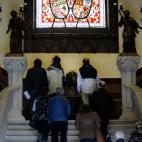Escalera de entrada, con buscos de Franco.
