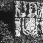 Esculturas históricas en el jardín.