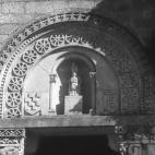 Fachada de uno de los accesos con esculturas históricas.