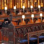 La reina, sola en la Capilla de San Jorge.