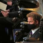 El príncipe Harry, solo en la Capilla de San Jorge.