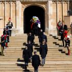 El ataúd entra en la capilla seguido del cortejo fúnebre.