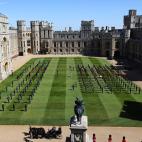Miembros de las fuerzas armadas presentan sus respetos al duque de Edimburgo.