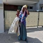 "Aquí hay mucho tráfico, no tengo otra opción. Lo hago por su seguridad", se defiende la madre, que se cubre el rostro con un sari.