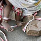 Las empresas indias suelen dar trabajo a mano de obra externa y barata reclutada por contratistas en la zona, sin preocuparse por los conocimientos ni la seguridad de los obreros.