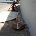 Cuando el fotógrafo de Reuters volvió al solar al día siguiente, unos trabajadores que tendían cables le tiraron piedras.