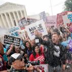 Manifestantes en contra del aborto celebran frente a la Corte Suprema.