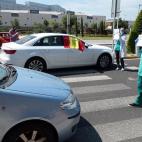 Enfermeras se encaran con manifestantes contra el Gobierno.