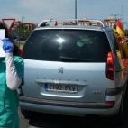 Enfermeras se encaran con manifestantes contra el Gobierno.