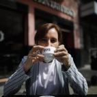 Tomando café en 'Los 100 Montaditos'.