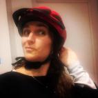 Estrenando un casco que le trajeron los Reyes.