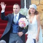 Casillas con Sara Carbonero -la periodista deportiva más mediática-, Piqué con Shakira, Sergio Ramos con Pilar Rubio, Cristiano Ronaldo e Irina Shayk.... Los futbolistas suelen emparejarse con caras conocidas. No fue el caso de Iniesta, que h...