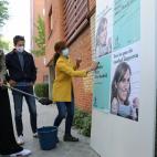 Pegando carteles en Vallecas.