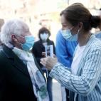 Explicando sus propuestas a una anciana en Alcorcón.