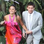 El futbolista Lionel Messi también quiere una vida privada tranquila. Está a punto de convertirse en padre con su novia de toda la vida, Antonella Rocuzzo, que estudió nutrición. Thiago Messi será el primer hijo de la pareja. Ambos tienen ...