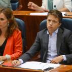En el pleno de investidura de Ayuso, con Errejón.