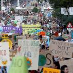 Carteles, consignas y movilizaci&oacute;n de ciudadanos por el clima en Madrid. Marcha por el clima en Madrid
