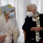 Araceli y Mónica, primeras personas en ser vacunadas contra el coronavirus en España.