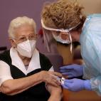 Araceli, de 96 años, primera persona en ser vacunada de coronavirus en España.