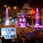La Cibeles teñida de morado.
