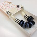 Su técnica es la laca japonesa y su pasión por el diseño de joyas le viene de la infancia, cuando con 7 años vendía con sus primos pulseras de hilo de Scooby Doo. La artista se llama Lucía Vergara (34) y su marca es Aprés Ski. Sobre pieza...