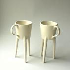 Tazas con patas realizadas a mano en barro blanco por el artista y diseñador gráfico Raúl Lázaro (33). Se presentan en pareja con un packaging diseñado por él. Esmaltadas por el interior y crudas en el exterior, se puede comprar la pareja ...