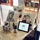 Si lo que quieres es regalar comodidad, Sara Herranz tiene una colección de cojines estampados con sus ilustraciones que cuestan 30 euros. Otra opción son sus tazas, por 20 euros. Las puedes encargar en saraherranzmillares@gmail.com