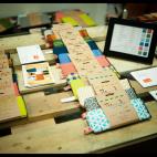 Fragile son dos arquitectos y un informático que diseñan y fabrican a mano fundas de gafas, tabletas, móviles y ordenadores. Con una capa de neopreno por dentro y otra de espuma de 5 milímetros para amortiguar los golpes, los precios van des...