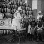 La Cruz Roja no solo ha dedicado sus esfuerzos a ayudar en combates o conflictos. Aquí, en septiembre de 1930, atendiendo a unas jóvenes pescadores en la localidad costera de Yarmouth.