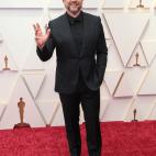 Con traje y camisa negra.