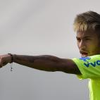 Neymar da Silva Santos Júnior ha heredado el nombre de su padre, un exjugador de futbol . Cuando tenía cuatro años sufrió un accidente de tráfico en el que casi perdió la vida. Es un padre adolescente, ya que su hijo nació cuando Neymar t...