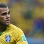 Daniel Alves da Silva ayudó a su padre granjero en sus tareas y su padre lo puso a jugar en el equipo juvenil que entrenaba, donde descubrió su talento como defensa. Hace un mes protagonizó el famoso episodio del plátano.