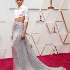 Con blusa y falda de Valentino.