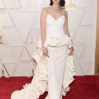 Con vestido cargado de volantes de Louis Vuitton.