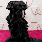 Con un vestido plagado de volantes de Gucci.