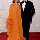 Ella lleva vestido de Valentino.