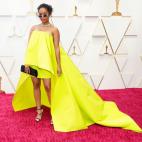 Con vestido ne&oacute;n de Carolina Herrera.