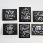 Parece que ha vuelto la edad de oro de la papelería. En vez de las típicas tarjetas cursis de antaño, ahora hay tarjetas de diseños preciosos que merece la pena enmarcar, como este set de 6 notas a mano de LilyandVal. Y si lo del correo trad...