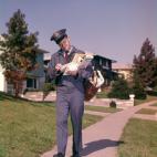 Este negocio está de capa caída. Aunque en algunos sitios se pretende ampliar la función de las oficinas de correos (por ejemplo, ofreciendo también servicios bancarios), hay otras formas más tradicionales con las que puedes ayudar al negoc...