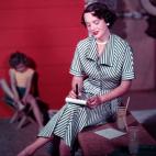 Aunque haya gente dispuesta a destruir las normas de civismo, merece la pena esforzarse por ir contra las masas ostentosas, manipuladoras, impacientes e incapaces de levantar la vista de su teléfono.