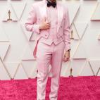 Con esmoquin de Moschino.