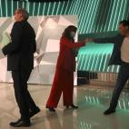 Iglesias y M&oacute;nica Garc&iacute;a se saludan, con Gabilondo cerca; los tres han hecho bloque durante el debate