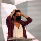 Monasterio se acicala entre carteles y más carteles en su atril