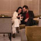 De risas con su marido, Iván Espinosa de los Monteros