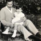 Jugando con su padre